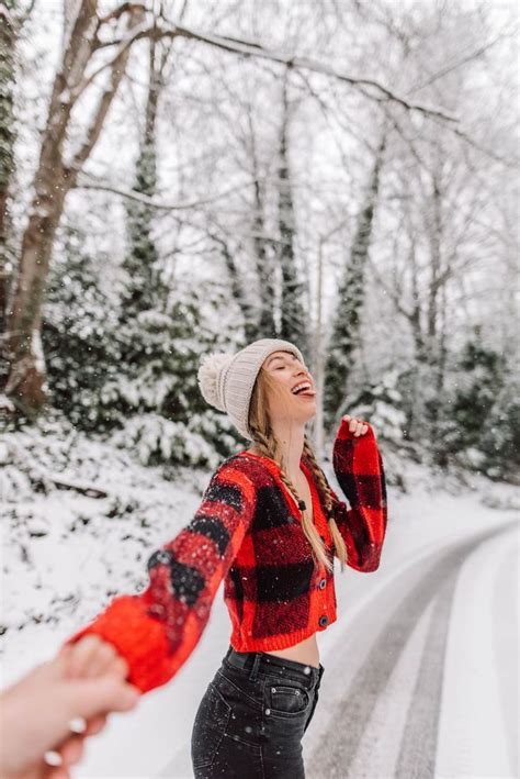 How-To: Pose in the Snow! - | Winter photoshoot, Snow photoshoot, Winter photography