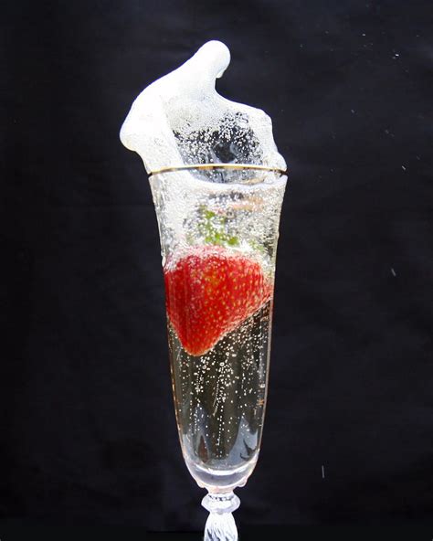 Fichier:Strawberry and champagne.jpg — Wikipédia