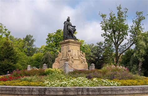 Vondel Statue in Vondelpark Amsterdam, Netherlands Editorial Stock Photo - Image of flowers ...