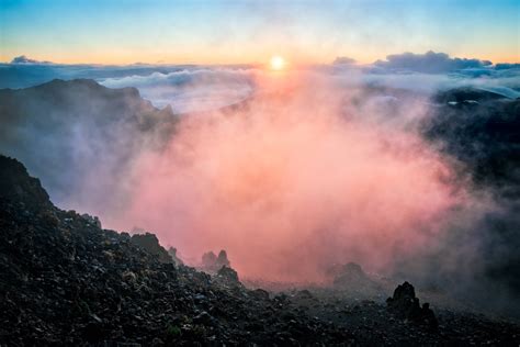 On the rim of shield volcano in Hawaii [60164016] OC #reddit | Hawaii volcano, Earth photos ...