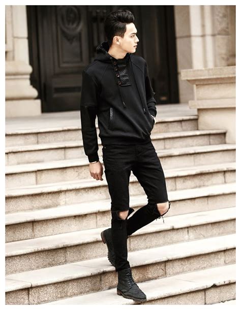 Black Sweatshirt Outfit Men | Black sweatshirt outfit, Black hoodie ...