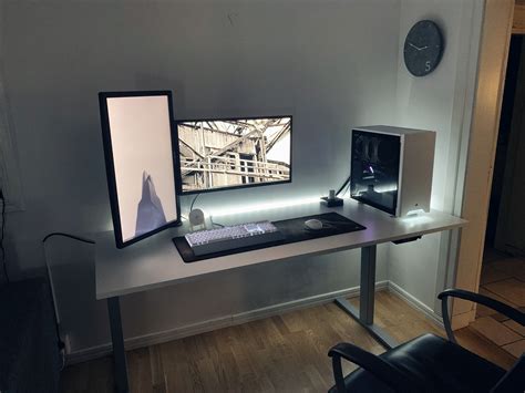 White setup Laptop Gaming Setup, Computer Desk Setup, Pc Desk, Gaming Room Setup, Pc Setup, Pure ...