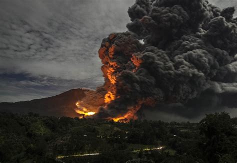 Sinabung Volcano Eruption: Rapid Fire, Burning Gas and Rocks Blown up ...