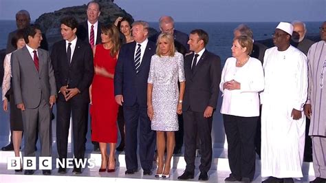 G7 leaders pose for 'family photo' at Biarritz summit - BBC News