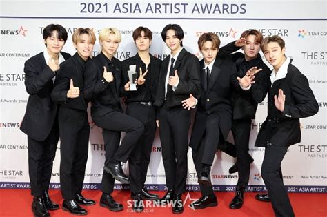 211202 [Photos] Stray Kids winning the "Performance of the Year Award ...