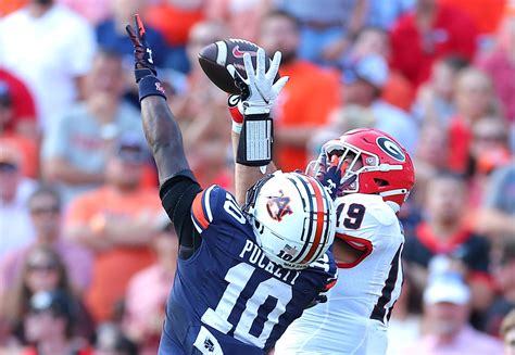 Brock Bowers leads No. 1 Georgia to come-from-behind road win over Auburn