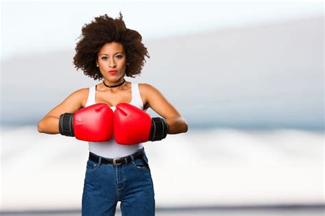 Premium Photo | Young black woman using boxing gloves