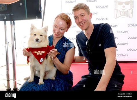 Alma Pöysti und Jussi Vatanen bei der Verleihung des Palm Dog Awards 2023 an Filmhund Bijou auf ...