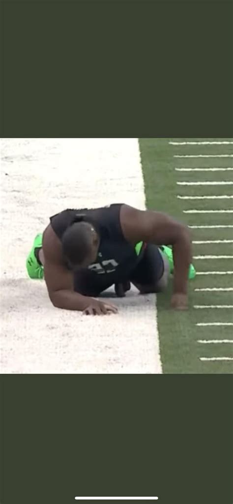 Chr!s jones massive d!ck fell out during his 40 yard dash! : r/NFL_Bulges