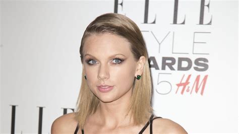Taylor Swift Hides Her Bangs for a New Look at the Elle Style Awards | Glamour