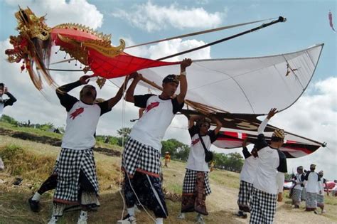 Melongok pembuatan layang-layang tradisional Bali - ANTARA News