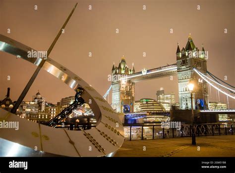 Juxtaposition in architecture hi-res stock photography and images - Alamy