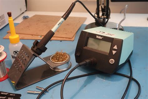 Soldering station, Weller WE1010 with various accessories - PS Auction ...