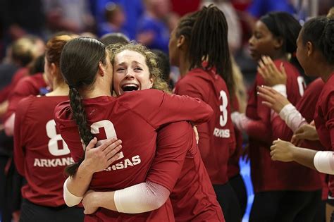 COLLEGE VOLLEYBALL: Arkansas Razorbacks down Kentucky in five sets, advance to final eight ...