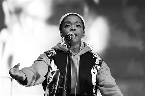 Raw, brilliant and prophetic: Lauryn Hill’s MTV Unplugged concert 20 years later | America Magazine