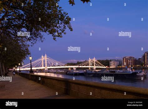 London embankment at night hi-res stock photography and images - Alamy