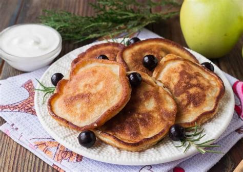 Lush Apple Pancakes (Oladi)