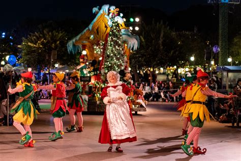 PHOTOS, VIDEO: A Christmas Fantasy Parade Returns to Disneyland - WDW News Today