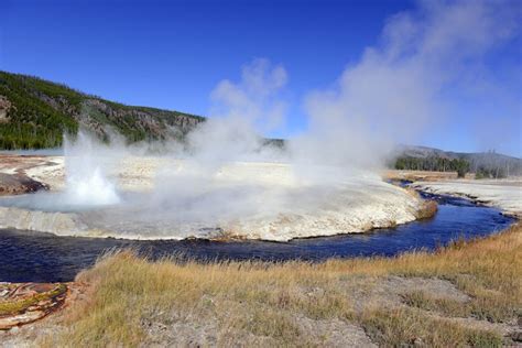 Swarm of 200 Earthquakes Hits Yellowstone - Here's What That Means ...