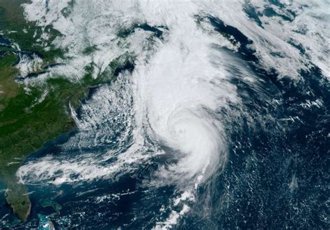 Strong winds hit Bermuda as Hurricane Fiona heads for Canada