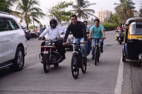 Salman Khan Gives Door Bell Prank A New Twist, Cycles Around Mannat ...