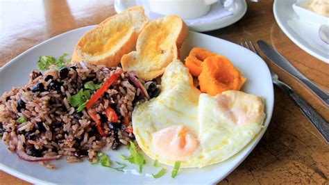 Traditional Gallo Pinto breakfast with eggs, Costa Rica • Koch-Mit