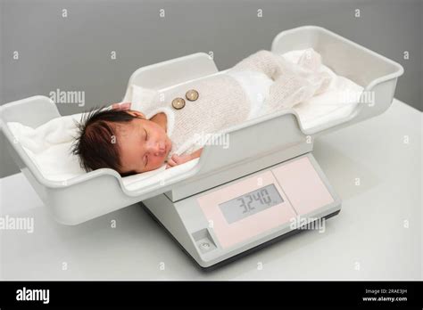 newborn baby weight measurement on the digital scales Stock Photo - Alamy