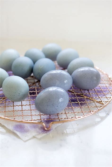 How to Dye Easter Eggs with Blueberries • Freutcake