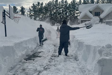 Buffallo Bills fans help players plow snow to reach the airport ahead ...