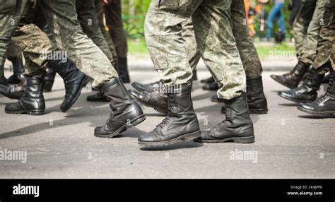 Marching soldiers in military boots Stock Photo - Alamy