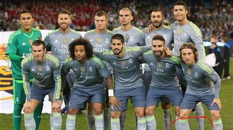 Cristiano Ronaldo caught standing on his toes to look taller than his ...