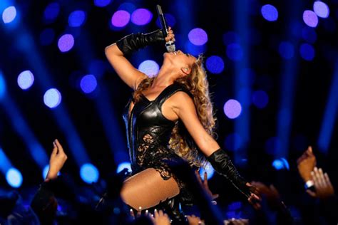 Brave, Stupid Fan Slaps Beyonce’s Rear During Concert