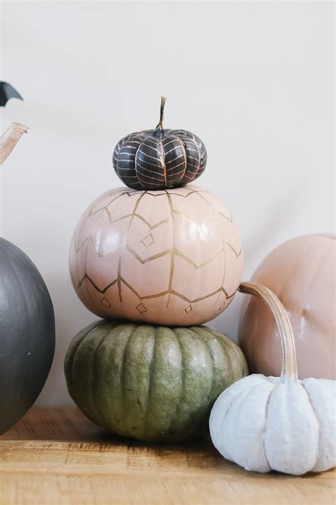 How to make Minimalist Halloween Decor with painted pumpkins