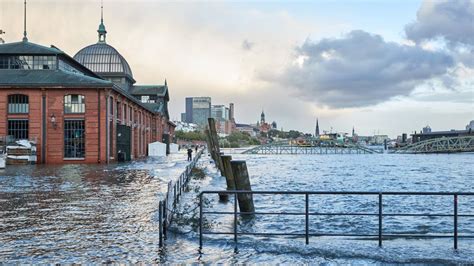 Hamburg: Erste Sturmflut der Saison überspült Fischmarkt - DER SPIEGEL