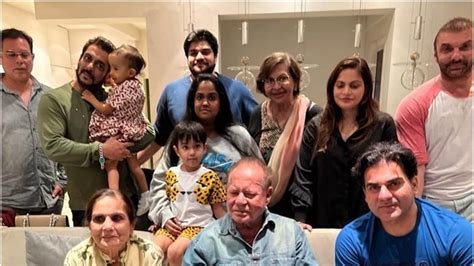 Salman Khan And Family Get Together For Father Salim Khan's Birthday ...