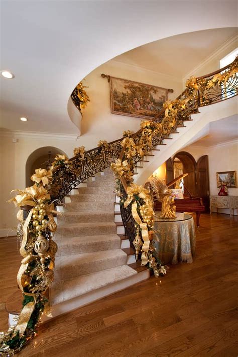 30 Beautiful Christmas Decorations That Turn Your Staircase into a ...