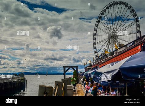 Ferris Wheel on Seattle's Waterfront Stock Photo - Alamy