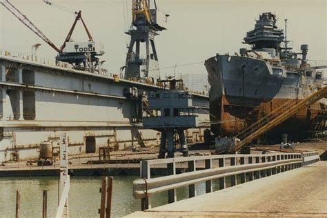 USS Texas in Dry Dock during her 1988-1990 refit (705x470) : r/WarshipPorn