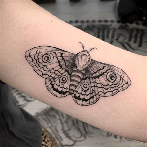 Moth tattoo meaning – Artofit