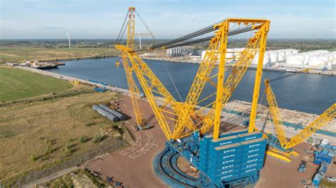 'Big Carl' - World's biggest crane begins work at Hinkley Point in ...