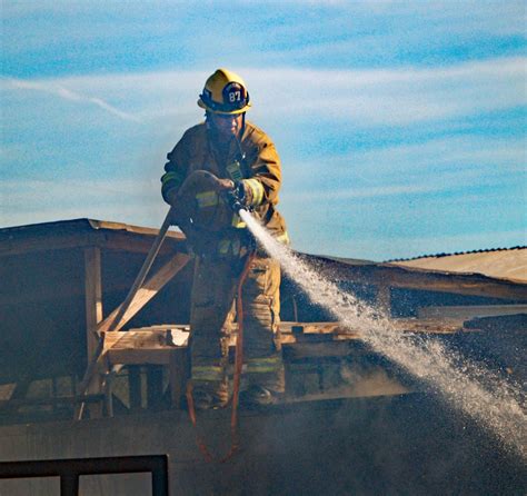 Fire engulfs large outbuilding, destroys vehicles in Sylmar – Daily News