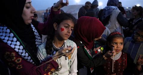 In Gaza, women protest among the burning tyres and smoke