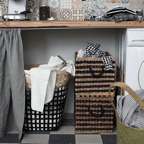 Un rideau pour cacher le panier à linge sous le plan de travail dans la cuisine http://www ...
