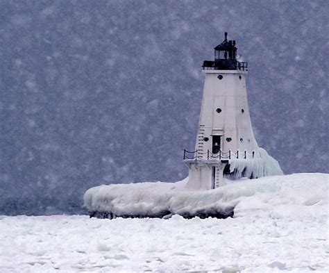 Winter Lighthouse Snow globe | Ludington lighthouse in snow … | Flickr