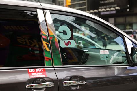 Lyft has eaten into Uber’s U.S. market share, new data suggests - Vox