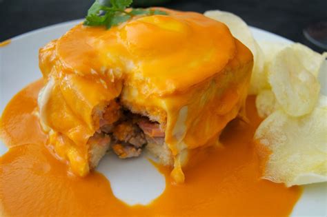 Francesinha [Francesinha – Portuguese typical dish] | Receitas, Pratos, Comidas salgadas