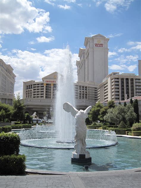 File:Winged Victory of Samothrace Las Vegas.JPG - Wikimedia Commons