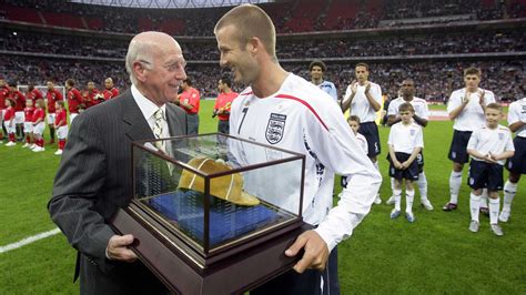 Bobby Charlton: English soccer in mourning as tributes paid to country ...