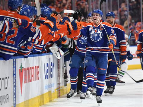 Connor McDavid hits 100 points, wins 1st Art Ross Trophy | theScore.com