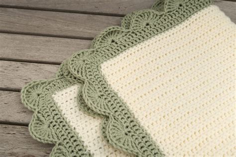 Easy Baby Blanket Crochet Pattern FREE - 2 color crochet blanket